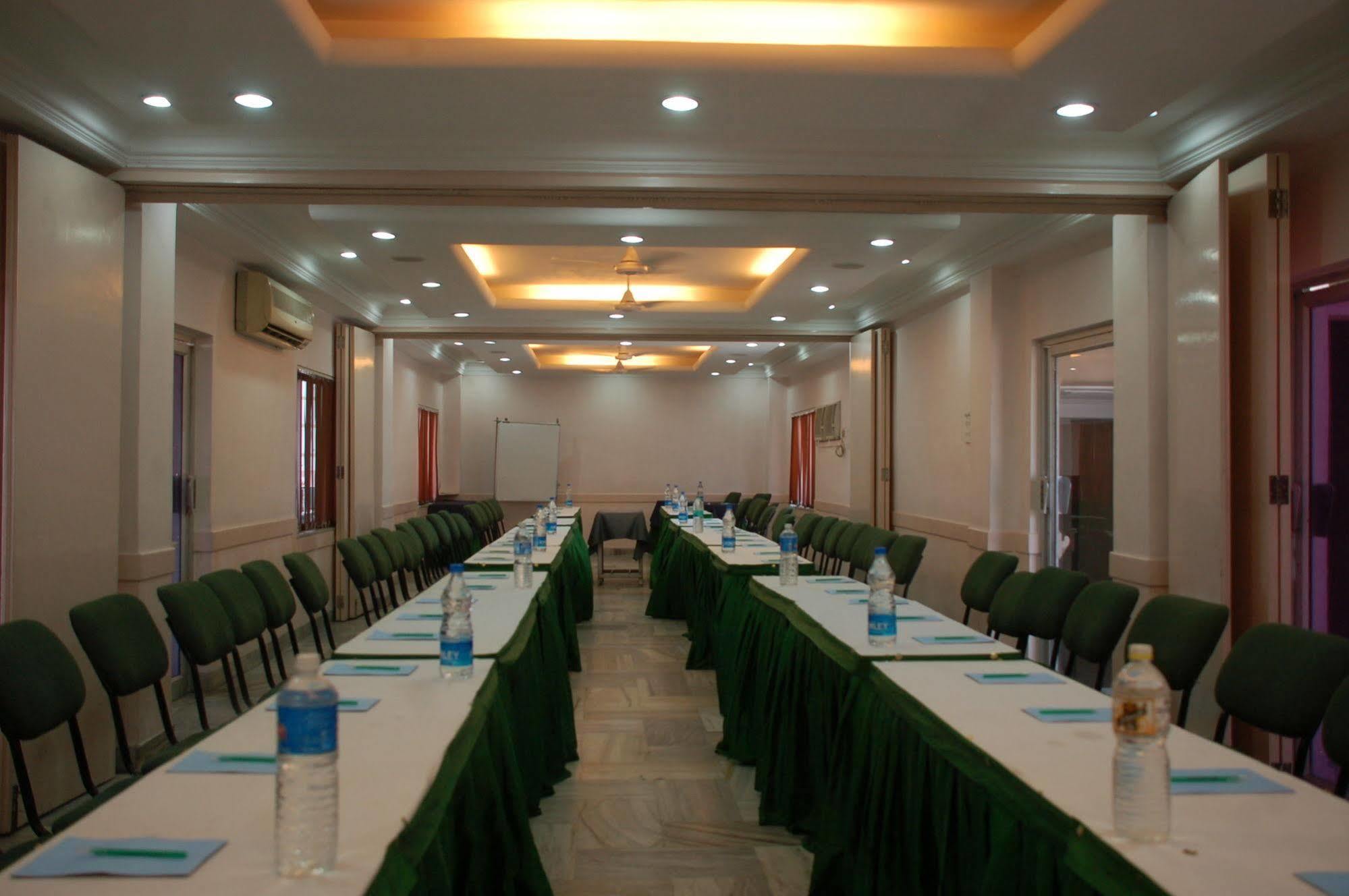 Park Palace Hotel Kalküta Dış mekan fotoğraf